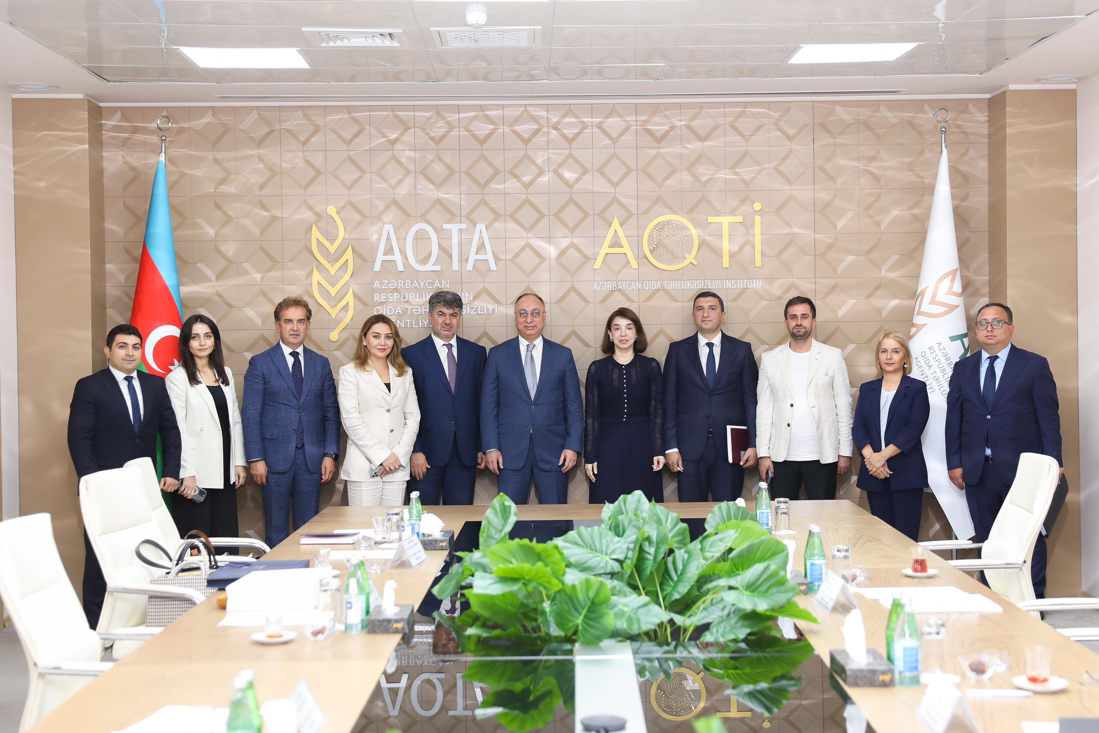 Türkiyə-Azərbaycan İş Adamları və Sənayeçiləri İctimai Birliyinin (TÜİB) İdarə Heyəti Azərbaycan Respublikasının Qida Təhlükəsizliyi Agentliyinin sədri Qoşqar Təhməzli ilə görüşüb.